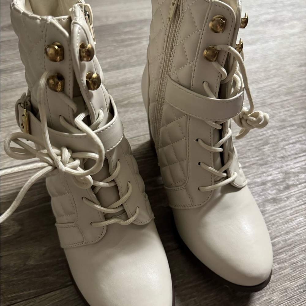 XOXO Women’s Muna Quilted block heel ankle boots